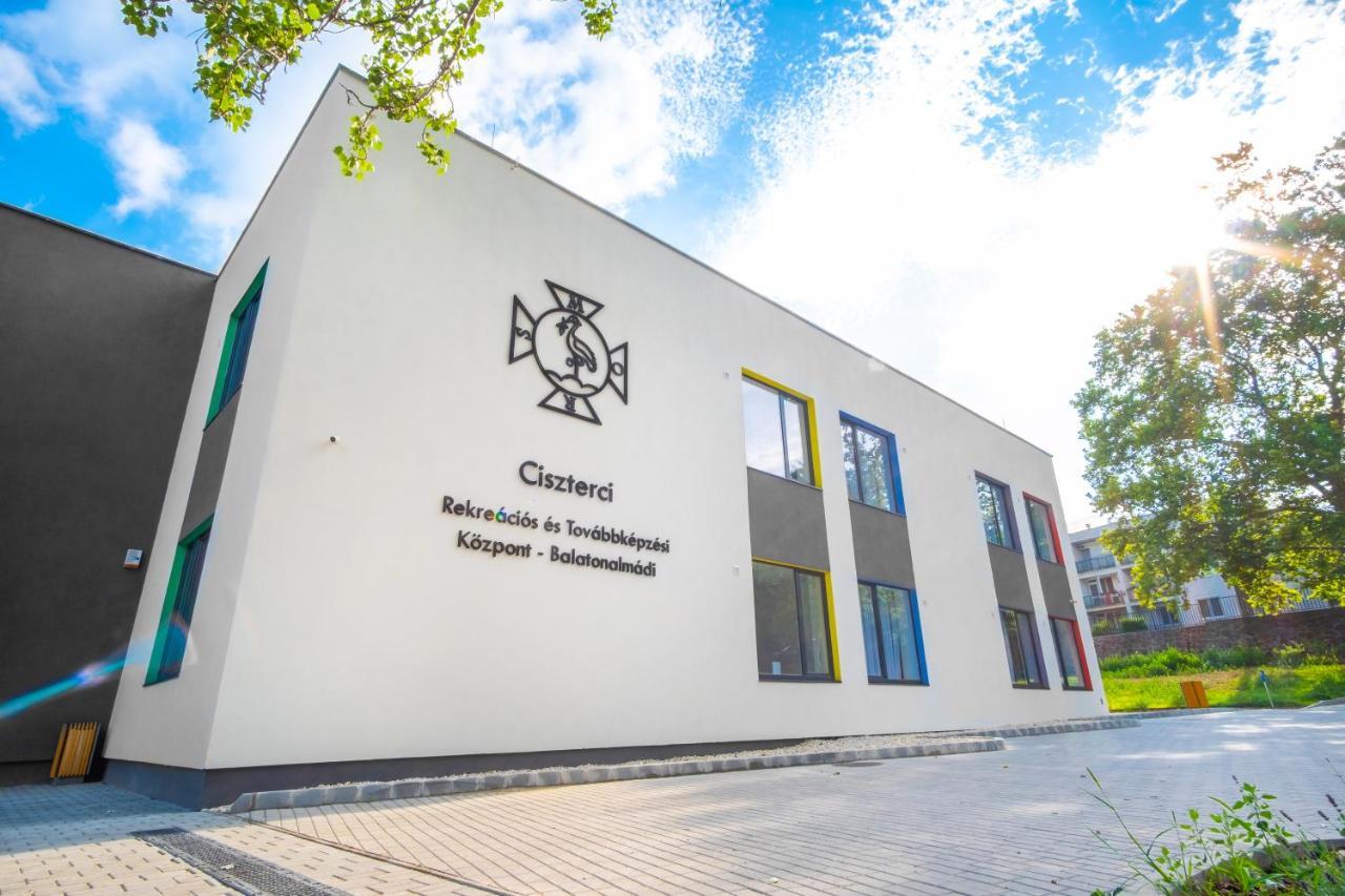 Ciszterci Rendezvenykoezpont Acomodação com café da manhã Balatonalmádi Exterior foto